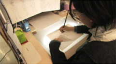 動きを確かめるため、前に描いた絵とめくって比べながら絵を描きます。 動きを確かめるため、前に描いた絵とめくって比べながら絵を描きます。