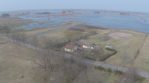 春洪水で水浸しの牧草地